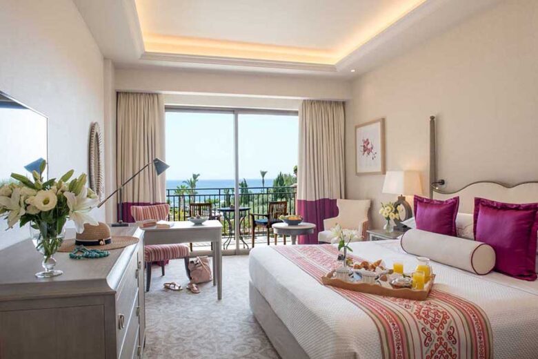 013B-deluxe-bedroom.jpg