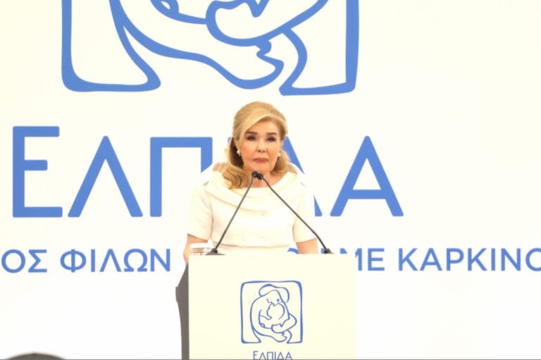 Η Μαριάννα Β. Βαρδινογιάννη προσφέρει δέματα αγάπης στην Μητρόπολη Πειραιά (φωτ.Papadakis Press)