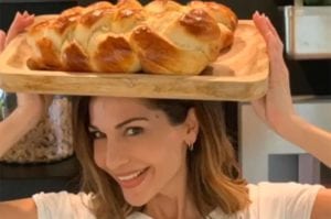 Η Δέσποινα Βανδή φτιάχνει πασχαλινα τσουρέκια