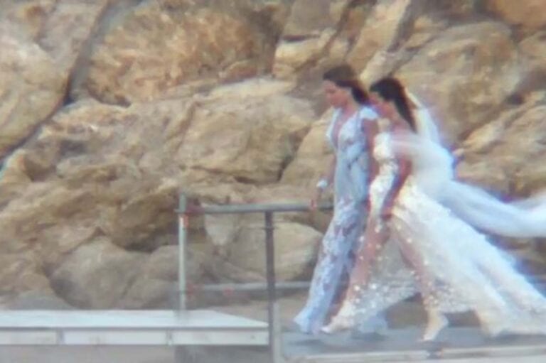 Η Μαριάννα Λάτση συνοδεύει την κόρη της Εριέττα Κούρκουλου στην εκκλησία