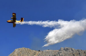 Φωτιά στην Κάρυστο: Έπεσε Canadair στη διάρκεια πυρόσβεσης