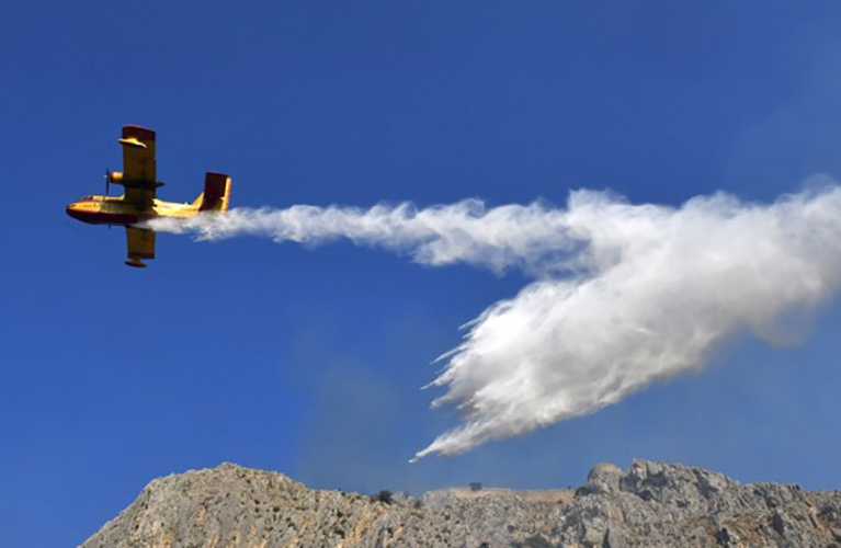 Φωτιά στην Κάρυστο: Έπεσε Canadair στη διάρκεια πυρόσβεσης