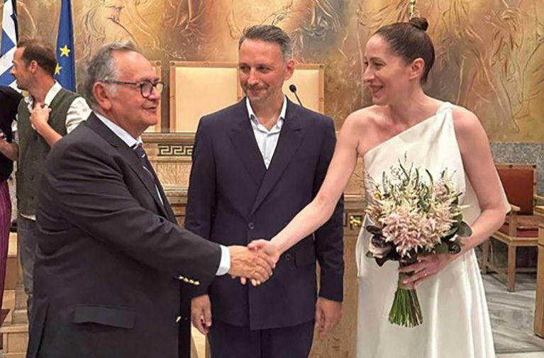 Κόρα Καρβούνη: Παντρεύτηκε με πολιτικό τον επί χρόνια σύντροφό της