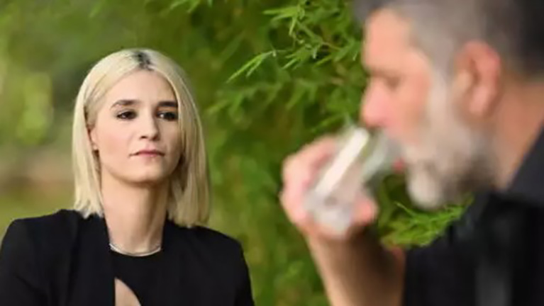 Σασμός: Ο Αντρέας προσεγγίζει τη Στέλλα με σκοτεινούς σκοπούς