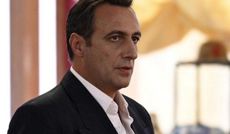 O παράδεισος των κυριών: O Αποστόλης παραδίνεται στην αστυνομία