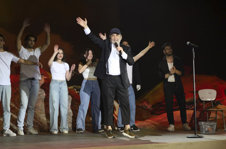 Christmas Theater: «Αλ Τσαντίρι νιουζ» του Λάκη Λαζόπουλου
