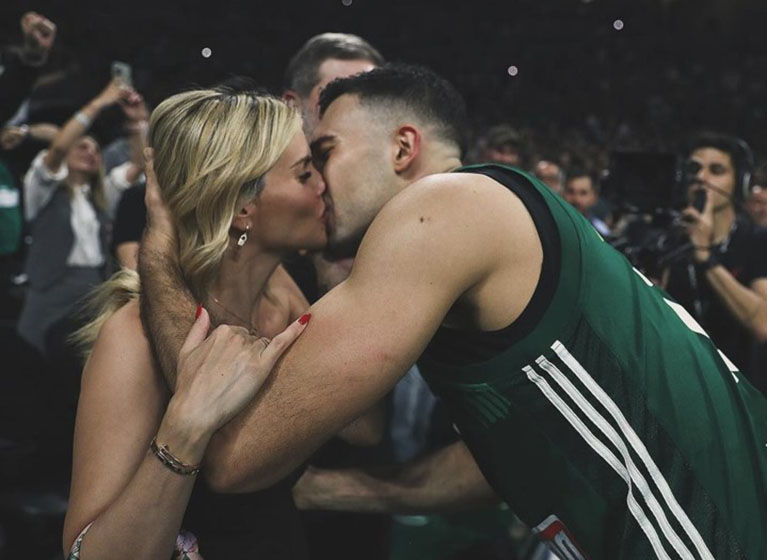 Κώστας Σλούκας: Η τρυφερή φωτογραφία με τον νεογέννητο γιο του