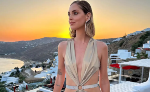 Κιάρα Φεράνι: Απολαμβάνει τις διακοπές της στη Μύκονο με τα παιδιά της