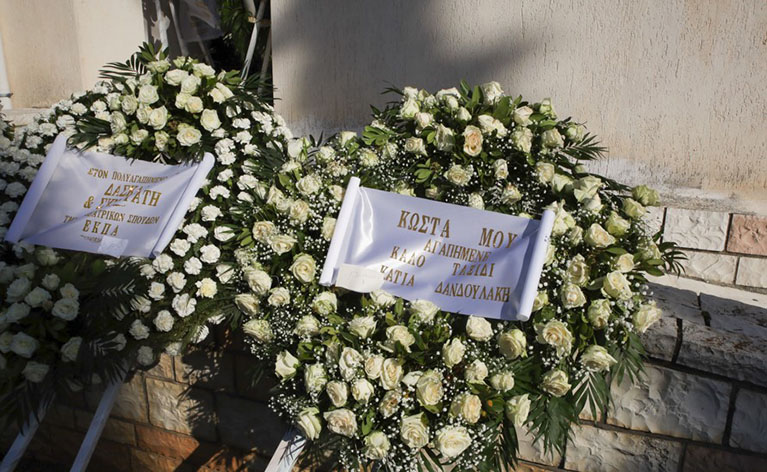 Κηδεία Κώστα Γεωργουσόπουλου: Πλήθος κόσμου στο Κοιμητήριο Παπάγου