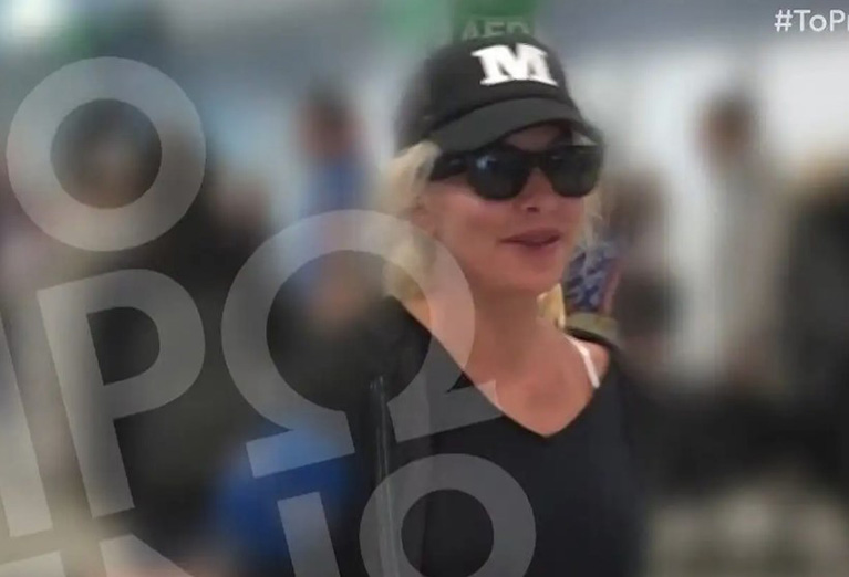 Ελένη Μενεγάκη: Επιστροφή στην Ελλάδα από τις διακοπές στις Μαλδίβες