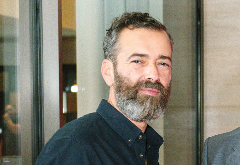 Άγγελος Μπράτης: «Έχω πολύ καιρό να ερωτευτώ και τα πηγαίνω μια χαρά»