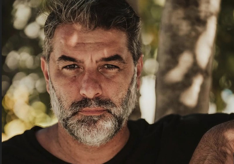 Βασίλης Μπισμπίκης: Η φωτογράφιση με διχτυωτές κάλτσες και γόβες