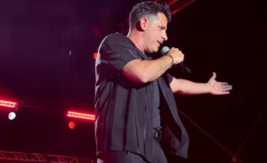 Θοδωρής Φέρρης: Η sold out συναυλία με εκπλήξεις στο Κατράκειο