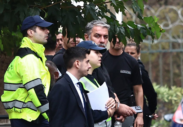 Βασίλης Μπισμπίκης: Με χειροπέδες στα δικαστήρια Ευελπίδων