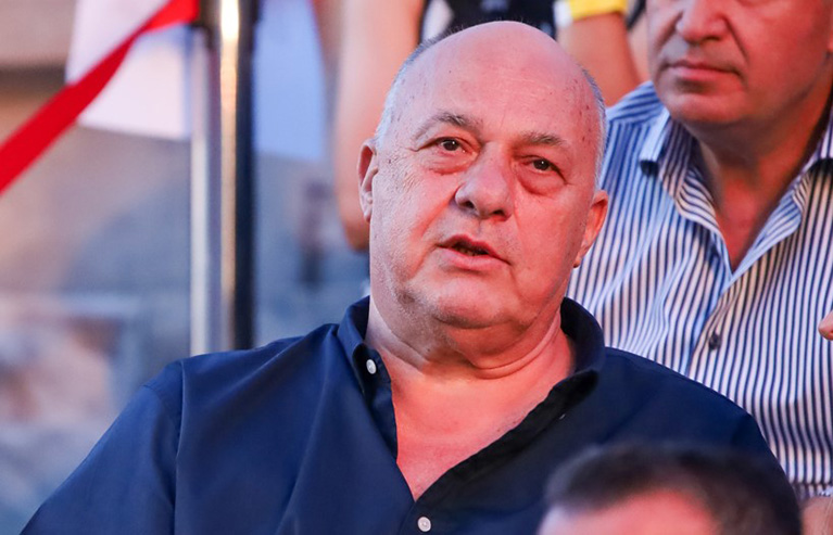 Αχιλλέας Μπέος: «Έχω συνευρεθεί με μαύρη, είμαι ρατσιστής;»