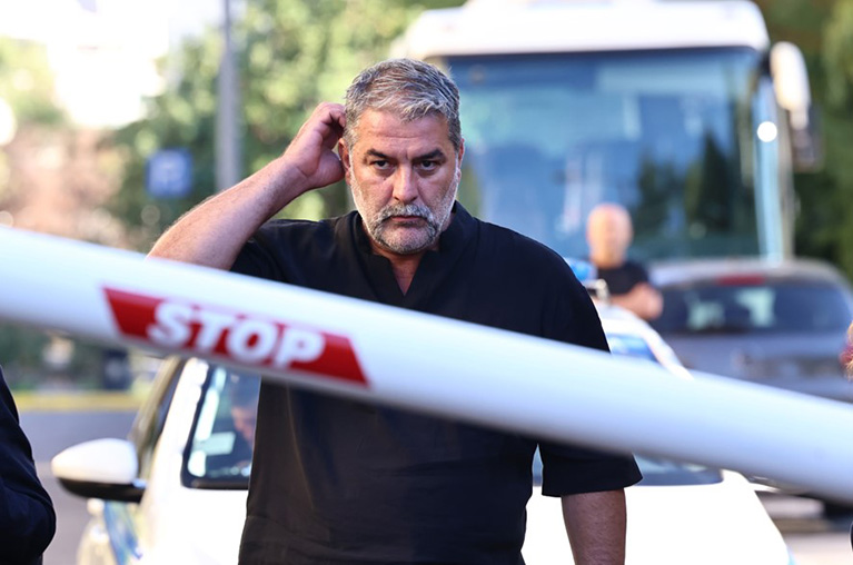 Βασίλης Μπισμπίκης: Με γλυκά στη γειτονιά που προκάλεσε το τροχαίο