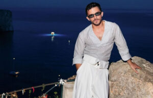 People: O Τζόναθαν Μπέιλι ανακηρύχθηκε ο πιο σέξι άνδρας για το 2025