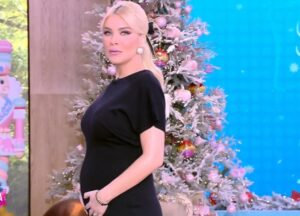 Κατερίνα Καινούργιου: «Φουσκώνει, μεγαλώνει η μπουμπούκα»