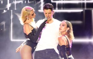 Σάκης Ρουβάς: Το σοκαριστικό ατύχημα του τραγουδιστή επί σκηνής