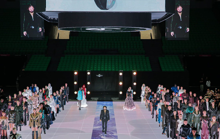 Paris Valtadoros: Ένα Glass Floor γηπέδου μετατράπηκε σε Catwalk