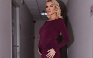 Καινούργιου: «Δεν έχω λάβει αρνητικό σχόλιο από άνδρα στην εγκυμοσύνη»