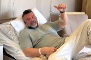 Κώστας Σόμμερ μέσα από το νοσοκομείο: «Η πνευμονία θέλει προσοχή»