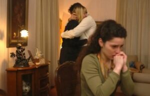 Ηλέκτρα: Η Μάρω αποχαιρετά τη Φιλιώ και τον εγγονό της