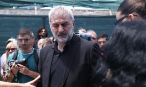 Τραϊανός Δέλλας: «Ράγισε» καρδιές στην κηδεία της Γωγώς Μαστροκώστα
