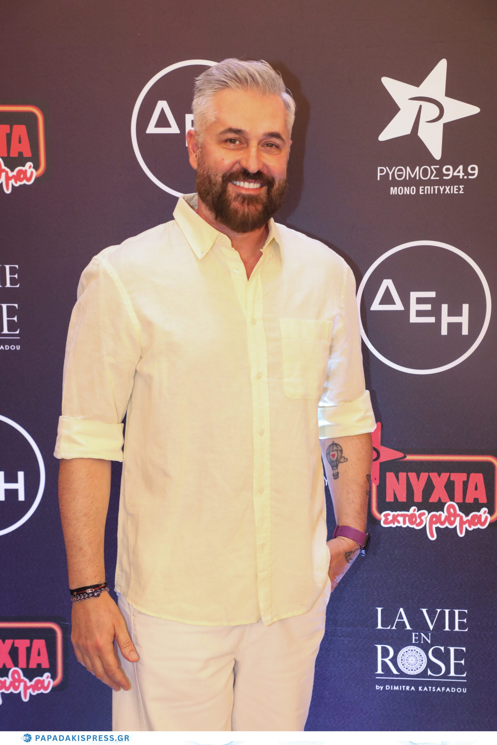 Ο ραδιοφωνικός παραγωγός της πρωινής εκπομπής του ΡΥΘΜΟΥ 94.9, Βασίλης Φορτούνης, λίγο πριν την έναρξη του 5ου Exclusive Live Event «Νύχτα εκτός ρυθμού».