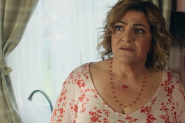 Κάμπινγκ: Ο Πέτρος και η Εύα παρακολουθούν κρυφά τη Γιώτα