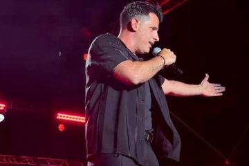 Θοδωρής Φέρρης: Η sold out συναυλία με εκπλήξεις στο Κατράκειο