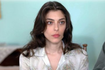 Ηλέκτρα: Η Ουρανία προσπαθεί να αποτρέψει την αδελφή της να φύγει