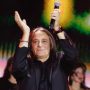 Κότσιρας: Ανακοίνωσε αναβολή της συναυλίας και τραγούδησε στη βροχή