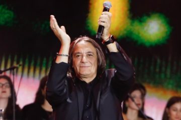 Κότσιρας: Ανακοίνωσε αναβολή της συναυλίας και τραγούδησε στη βροχή