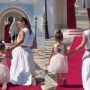 Μαρία Μενούνος: Μπήκε γονατιστή στην Παναγιά της Τήνου