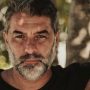 Βασίλης Μπισμπίκης: Η φωτογράφιση με διχτυωτές κάλτσες και γόβες