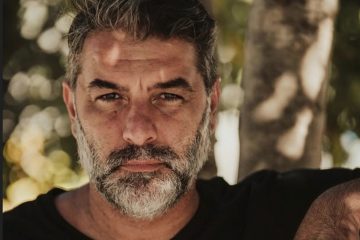 Βασίλης Μπισμπίκης: Η φωτογράφιση με διχτυωτές κάλτσες και γόβες