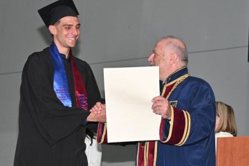Κωνσταντής Τζολάκης: Πήρε πτυχίο από το Πανεπιστήμιο Πειραιά!