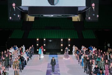 Paris Valtadoros: Ένα Glass Floor γηπέδου μετατράπηκε σε Catwalk